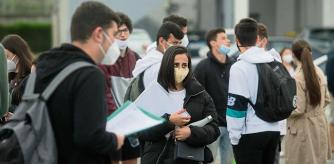 Estudiantes de bachillerato minutos antes de entrar a las instalaciones del IES Vilar Ponte para realizar los exámenes Selectividad o Pruebas de Acceso a la Universidad –PAU o ABAU- en Viveiro, Lugo, Galicia (España), a 7 de julio de 2020. Las pruebas de selectividad se han mantenido en A Mariña (Lugo) pese al cierre que afecta desde el pasado día 5 de julio y hasta el día 10 a los 14 ayuntamientos de su distrito sanitario. El IES Vilar Ponte acoge las pruebas para cerca de 300 jóvenes y las medidas decretadas para la zona han llevado a ajustar el número de alumnos por aula, para acomodarse a la nueva distancia interpersonal. 07 JULIO 2020;EVAU;PAU;SELECTIVIDAD;BACHILLERATO;UNIVERSIDAD;A MARIÑA;LUGO Carlos Castro / Europa Press 07/07/2020