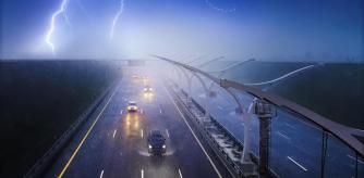 Los rayos que caen durante las tormentas eléctricas pueden alcanzar a cualquier vehículo