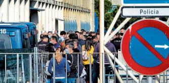 Inicio de la vacunación de la Guardia y civil y la Policia Nacional con vacunas de Moderna despues que el Tribunal Superior de Justicia de Cataluña (TSJC) ordenó a la Generalitat el pasado martes que en el plazo de diez días garantizara la vacunación a agentes de la Guardia Civil y de la Policía Nacional .