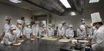 Eduardo J. Cortés, profesor del Basque Culinary Center (BCC) de San Sebastián, imparte el taller de pastelería y repostería