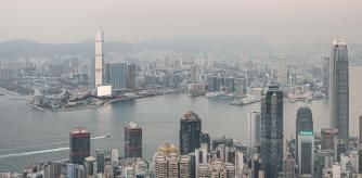 El espectacular edificio M+, al fondo a la izquierda, destaca en la bahía de Hong Kong el día que se efectuaron pruebas de su fachada de luces led