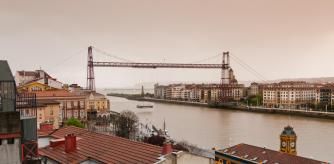 Puente suspendido en Portugalete, uno de los muchos atractivos de los 200 kilómetros de costa vasca