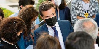 Pleno en el Congreso de los Dioutados Pablo Casado con periodistas