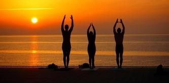 Yoga al amanecer en la Barceloneta.