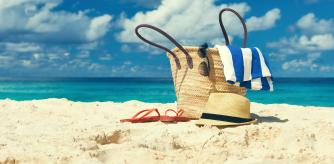 Bolsa y toalla, nos imprescindibles para la playa.