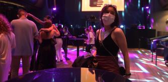 Jóvenes en la Sala Pelícano durante la realización de una prueba piloto de la reapertura del ocio nocturno, a 12 de junio de 2021, en A Coruña, Galicia, (España). Con esta prueba, que se realizará en discotecas de diversas localidades de la región, tiene como objeto que demuestren que se puede desarrollar su actividad con todas las garantías sanitarias para la seguridad de trabajadores y clientes. El plan de la Xunta de Galicia es que, el próximo 1 de julio, puedan retomar la actividad todos los negocios de ocio nocturno de la comunidad autónoma.
12 JUNIO 2021
M. Dylan / Europa Press
12/06/2021