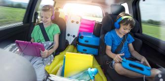 ¿Cómo sobrevivir a las salidas con niños de este verano?: esto es lo que no puede faltarte