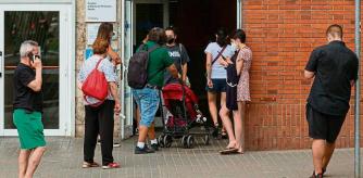 GRAFCAT5902. BARCELONA, 06/07/2021.- Varias personas esperan para hacerse una PCR ante un centro de atención primaria (CAP) de Barcelona este martes cuando el aluvión de contagios, con una afectación ya palpable no solo en los CAP, sino también en hospitales, ha obligado al Govern a dar marcha atrás y cerrar de nuevo el ocio nocturno en interiores a partir del viernes, al tiempo que ha instaurado los test en conciertos con más de 500 asistentes. EFE/Enric Fontcuberta