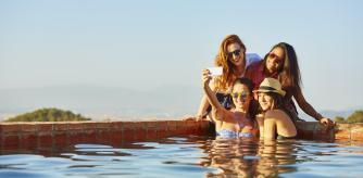 Un grupo de amigas se toma un selfie junto a la piscina