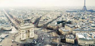 Vista general de París, con el Arco del Triunfo en primer plano.