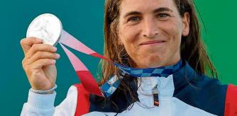 EVE2744. TOKIO (JAPÓN), 27/07/2021.- La española Maialen Chourraut celebra en el podio tras recibir la medalla de plata en kayak femenino en piragüismo en eslalon durante los Juegos Olímpicos 2020, en el Centro de Piragüismo en Eslalon de Kasai en Tokio (Japón). EFE/ Enric Fontcuberta
