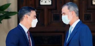 El rey Felipe VI recibe al presidente del Gobierno, Pedro Sánchez, antes de mantener el tradicional despacho de verano en el Palacio de Marivent (Palma de Mallorca)