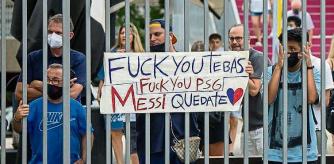 AFICIONADOS DEL FC BARCELONA CON ALGUNA PANCARTA EN LAS PUERTAS DEL ESTADIO CAMP NOU TRAS LA NOTICIA DE LA SALIDA DEL JUGADOR LEO MESSI DEL CLUB