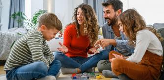 Familia jugando a juego de mesa