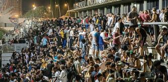 macro botellón en el parque de la España Industrial a las 1 :40 de la madrugada- Foto Ana Jimenez