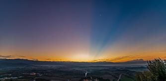 Rayos crepusculares al amanecer en Les Masies de Voltregà
