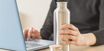 Botella térmica en la oficina