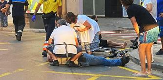 Los sanitarios atienden al hombre atropellado por un patinete en Badalona