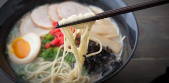 El ramen es un plato de fideos japonés, y existen varias recetas según la región del país