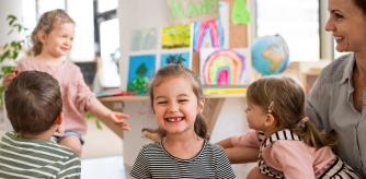 Maestra y niños en aula montessori