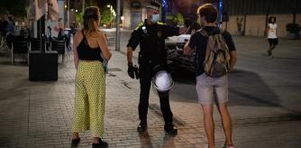 Desalojo por parte de la guardia urbana de grupos de persona haciendo botellon en la rambla