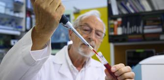 El virólogo Luis Enjuanes en su laboratorio