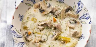 Sopa de pollo, champiñones y nuez moscada