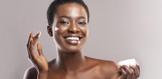 Mujer aplicándose crema hidratante