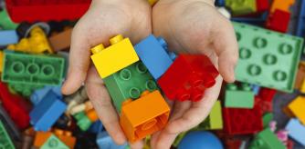 Niño jugando a LEGO