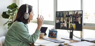 Mujer teniendo una llamada telefónica por videoconferencia