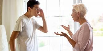 Una madre peleando con su hijo adolescente
