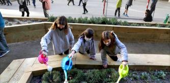 XAVIER CERVERA 16/12/2020 Presentacio del pla de transformació dels patis de les escoles de la ciutat. Patis molt més verds, més jugables, i que puguin ser espais també oberts al barri. Presentació del pla d’obres que comença aquest any, amb 10 patis. Per imatges, dimecres al pati de l’escola Llorers c/ Aragó 121 Barcelona el pla medioambiental, sostenible, te el nom verd - blau - gris (mes verd pels arbres, plantes,... més blau per la cura de l aigua (no malgastarla) i menys gris, pel ciment a l escola Llorers de l eixample, es va implementar i augmentar lo verd i, blau (tenien una font i ara n hi han tres, per exemple) aquest setembre 2020 Escuela con medidas covid y mas espacios verdes y sostenibles, ninos y niñas con mascarilla en espacios exteriores (patio, claustro,..)