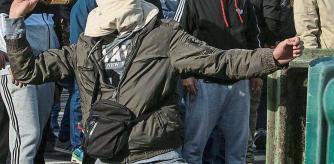 -FOTODELDIA- CÁDIZ, 19/11/2021.- Trabajadores del sector del metal durante el cuarto día consecutivo de manifestación, este viernes en Cádiz. Policía y manifestantes han protagonizado esta mañana un enfrentamiento en las protestas del metal en la ciudad de Cádiz cuando los agentes han evitado con pelotas de goma que la movilización cortara el puente de la Constitución de 1812, uno de los tres únicos accesos por carretera a la capital gaditana. Unos 300 trabajadores llevan manifestándose por las calles de Cádiz varias horas después de haberse concentrado frente a la sede de la patronal Femca, que estaba protegida por vehículos y agentes antidisturbios. EFE/Román Ríos