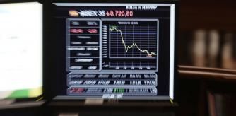 Los precios del crudo también se resienten, ya que unas mayores restricciones limitarían la actividad y rebajan la demanda de oro negro, que cae el 3%.