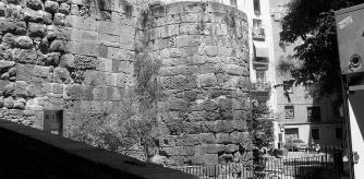 Restos de la muralla de Barcino.