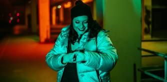 Mujer joven esperando en la estación de tren