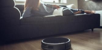 Un robot aspirador facilita la limpieza del hogar.