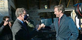 El presidente de la Xunta de Galicia, Alberto Núñez Feijoo (i) y el presidente del PP, Pablo Casado (d), se saludan a su llegada a la última Junta Directiva Provincial del PP de A Coruña de 2021, a 17 de diciembre de 2021, en A Coruña, Galicia, (España). Durante el acto han homenajeado a los alcaldes de la región fallecidos en el último año. José Ignacio Cabezón, Alfonso Balseiro y José Antonio Vigo Lago, quienes dirigieron los ayuntamientos de Neda, Mañón y Valdoviño. 17 DICIEMBRE 2021;PP;A CORUÑA;JUNTA DIRECTIVA;PARYIDO POPULAR M. Dylan / Europa Press 17/12/2021