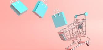 Bolsas de compra saliendo volando de un carrito de compra