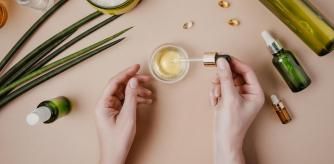 Foto con sérums, ampollas y champús para reparar el cabello