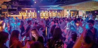 JOVENES BAILANDO EN LAS DISCOTECAS DE LA CALLE TUSSET Y ALREDEDORES LA PRIMERA NOCHE DE REAPERTURA DEL OCIO NOCTURNO TRAS LAS RESTRICCIONES DE LA COVID CON LA OBLIGACIÓN DE ENSEÑAR EN LA ENTRADA EL CERTIFICADO VACUNAL O UN TEST O PCR DE ANTIGENOS NEGATIVA