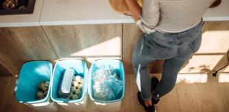 Una mujer recicla mientras cocina