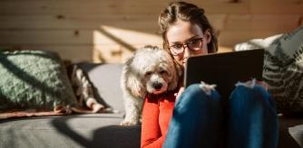 Una mujer acompañada de su mascota
