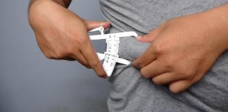 Un hombre comprueba su grasa corporal