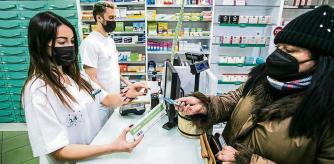 foto XAVIER CERVERA 15/01/2022 la farmacia josep clapes en la rambla 98, barcelona, cuenta con los farmaceuticos maria e iñaki q venden el ultimo (hasta nueva remesa) test d antigenos a marga, el primer dia q las farmacias deben vender los test d antigenos no por encima de 2,94 euros (cuando antes de la normativa del gobierno estaban por encima de cinco euros...y podian llegar a casi 10)