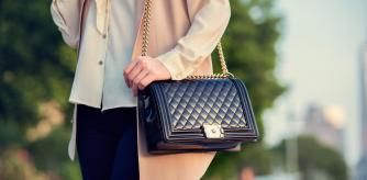 Los bolsos acolchados siguen siendo tendencia este 2022.