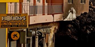 FOTO ALEX GARCIA UNA CHICA CAMINA SOBRE LA LAVA EN EL PUEBLO DE LA LAGUNA, SEPULTADO PARCIALMENTE POR LA LAVA EXPULSADA POR EL VOLCAN DE CUMBRE VIEJA EN LA ISLA DE LA PALMA 2021/01/20