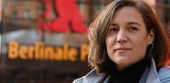 La directora de la pel·lícula 'Alcarràs', Carla Simón, el dia de la presentació al Festival de Cinema de Berlín, amb el Berlinale Palast de fons