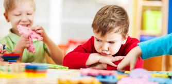 Niño enfadado mientras juega

[url=http://www.istockphoto.com/search/lightbox/9786682][img]http://dl.dropbox.com/u/40117171/children5.jpg[/img][/url]