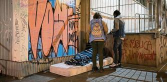 Un medico y un voluntario de la ONG atienden una persona que duerme en la calle . Reportaje sobre la ambulancia del hospital de campaña de ONG Santa Anna con medicos voluntarios que atienden personas que duermen en la calle, les dan comida y asistencia sanitaria si la precisan. Barcelona 22 de febrero de 2022. Joan Mateu Parra / Shooting